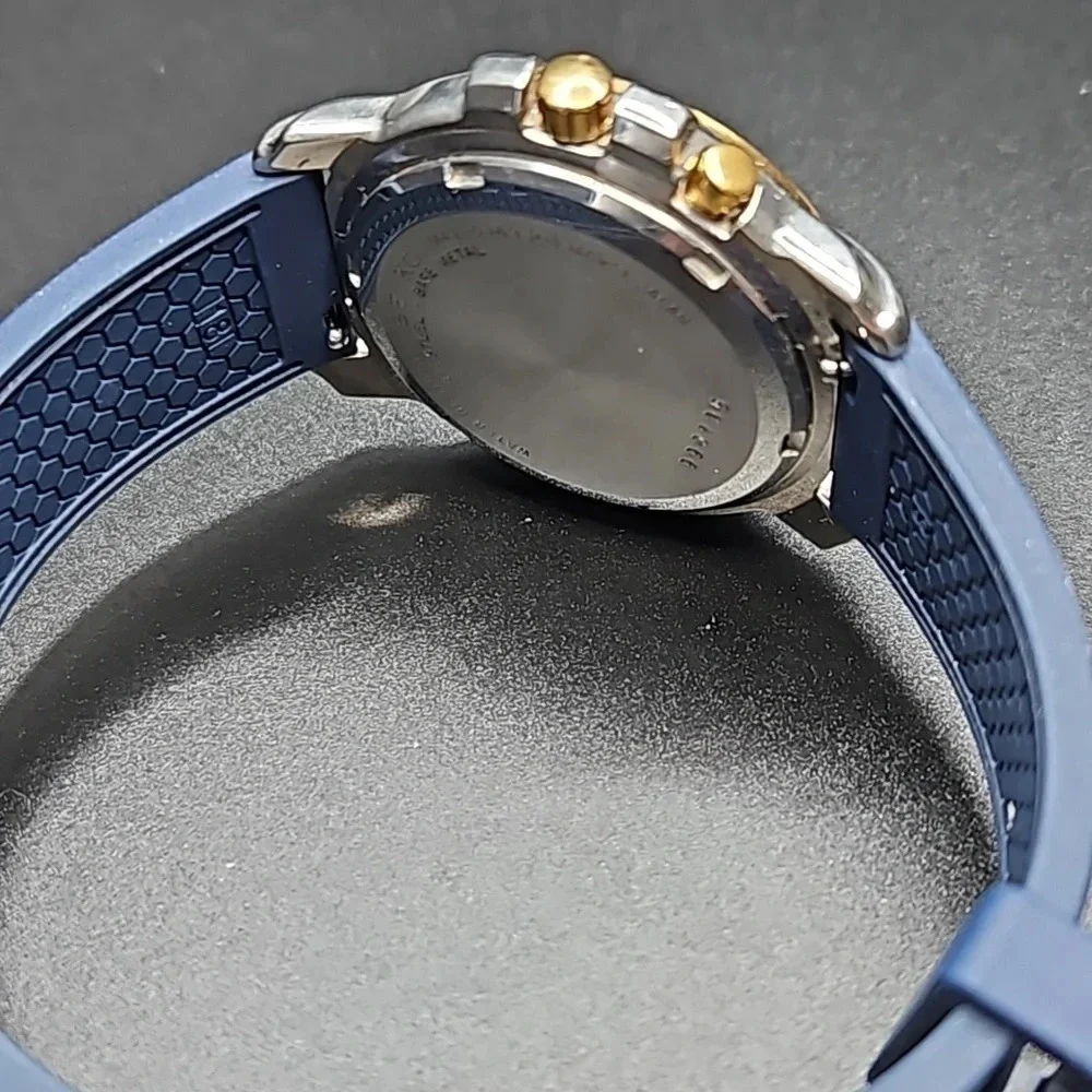 Seiko Kinetic quartz watch with navy blue rubber bracelet